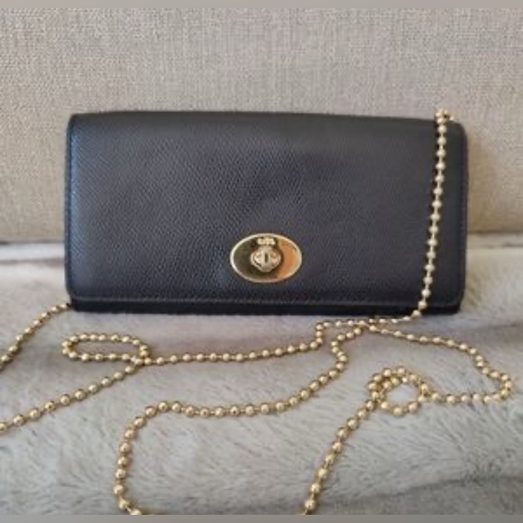 COACH F53890 TURNLOCK SLIM ENVELOPE IN GOLD/BLACK On a Chain! - Picture 1 of 10